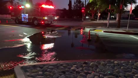 Camión-De-Bomberos-En-La-Escena-De-La-Llamada-De-Inundación