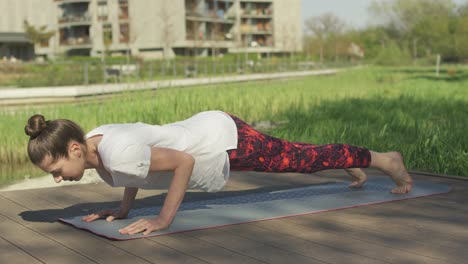 Junge-Schlanke-Frau,-Die-Yoga-Praktiziert