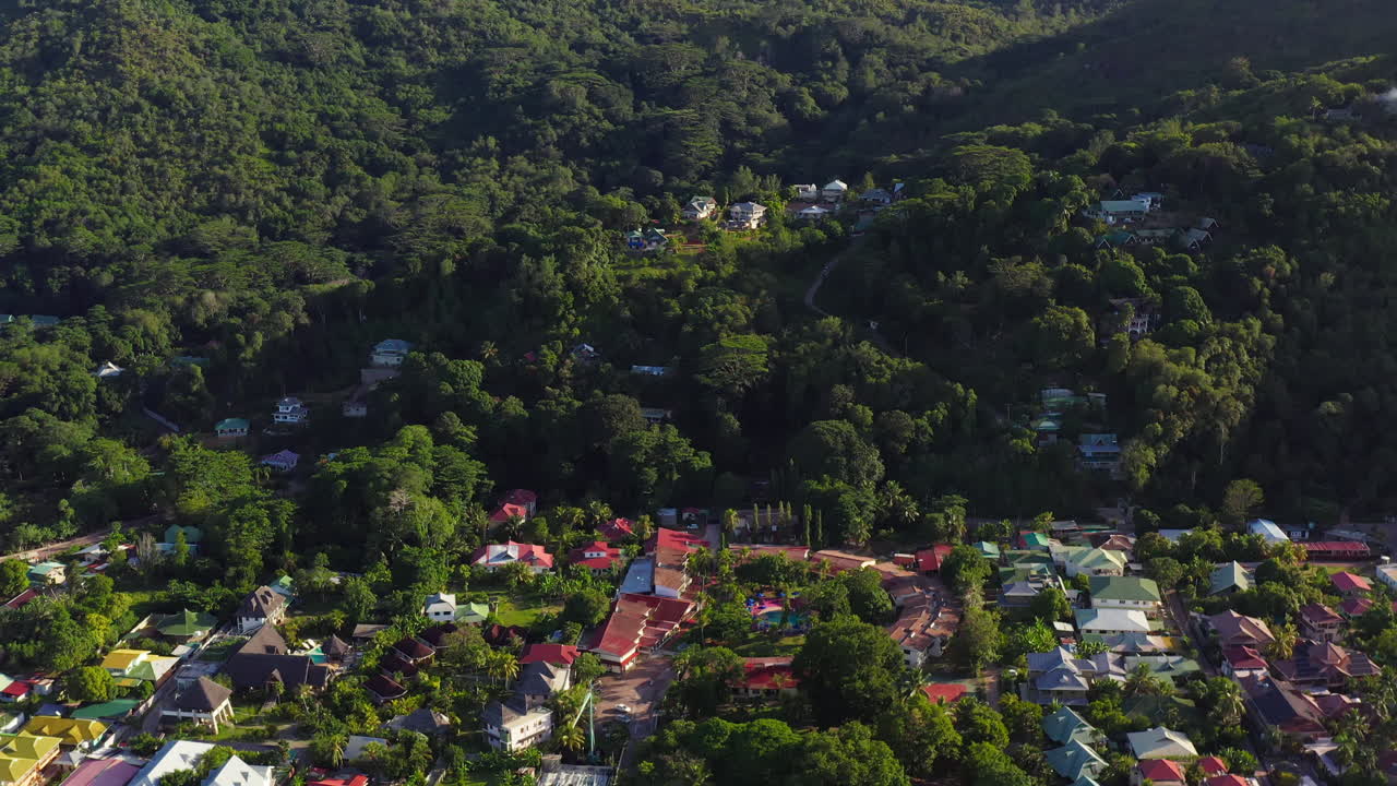 vista de pájaro de coloridas casas de vacaciones, resorts y casas anidadas entre árboles y palmeras verdes y exuberantes