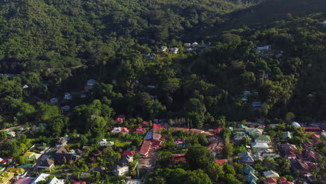 Vista-Panorámica-De-Coloridas-Casas-De-Vacaciones,-Complejos-Turísticos-Y-Casas-Ubicadas-Entre-Frondosos-árboles-Y-Palmeras-Verdes