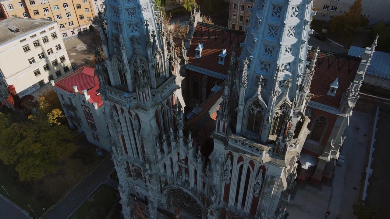 Luftfoto ovenfra af de gotiske tårne på Sankt Nikolajs romersk-katolske kirke i Kyiv