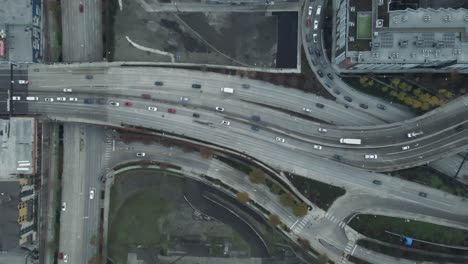 complejo de autopista en y fuera de la rampa de intercambio en el centro urbano centro de la ciudad metrópolis fusiona y conecta la red