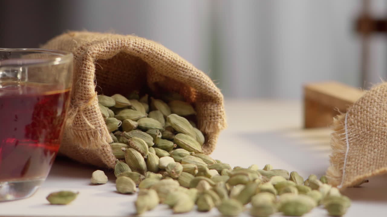 차와 함께 테이블에 떨어지는 카다멈으로 가득 찬 자루