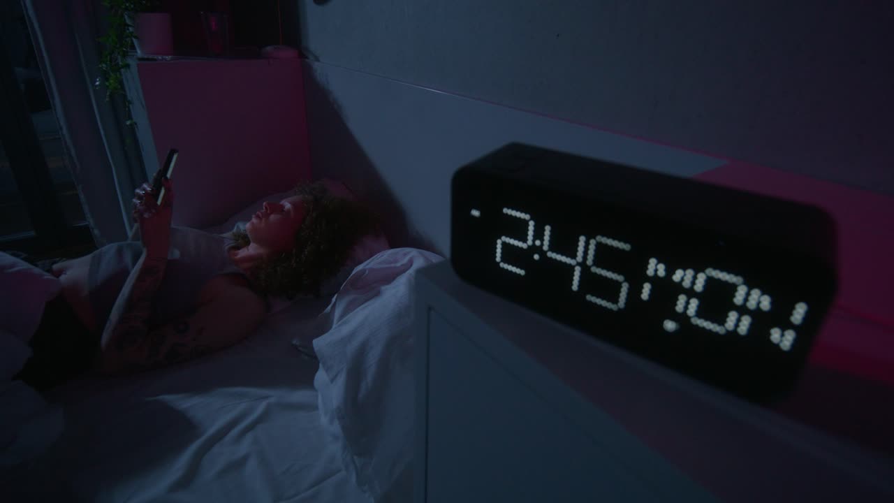 밤에 침대에서 드폰을 사용하는 여자