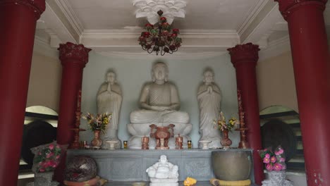 buda blanco dentro de la sala de oración del templo en vietnam