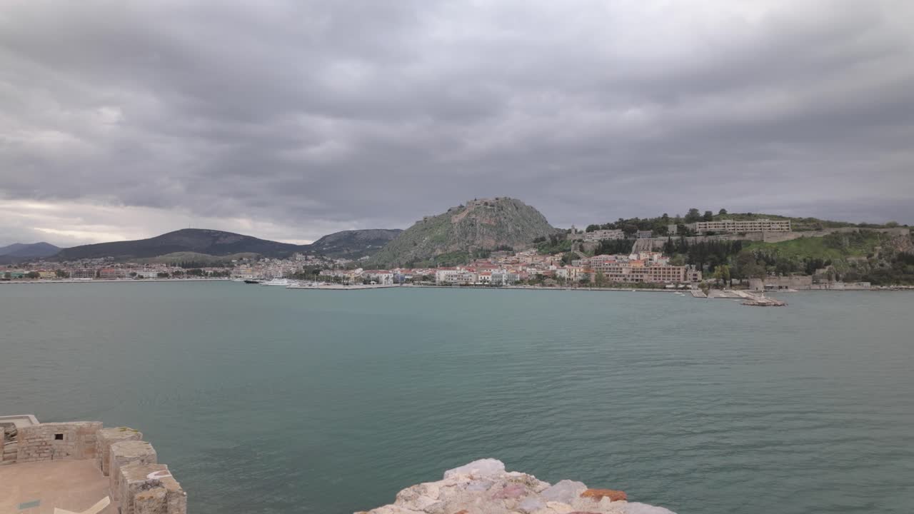 그리스의 펠로폰네소스 해안 도시 나플리온에서 구름이 쌓인 날