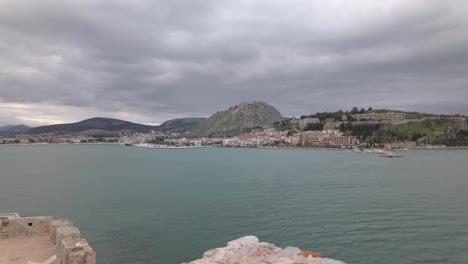 Bewölkter-Tag-über-Der-Küstenstadt-Nafplion-Auf-Der-Peloponnes-In-Griechenland