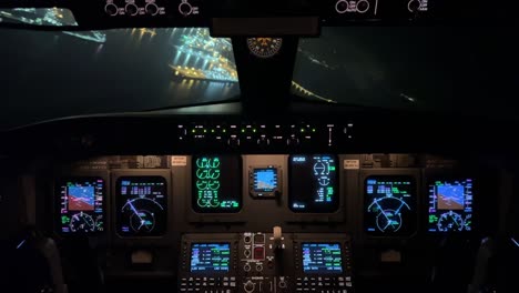 vista nocturna única desde la cabina de un jet durante la aproximación al aeropuerto de valencia, españa