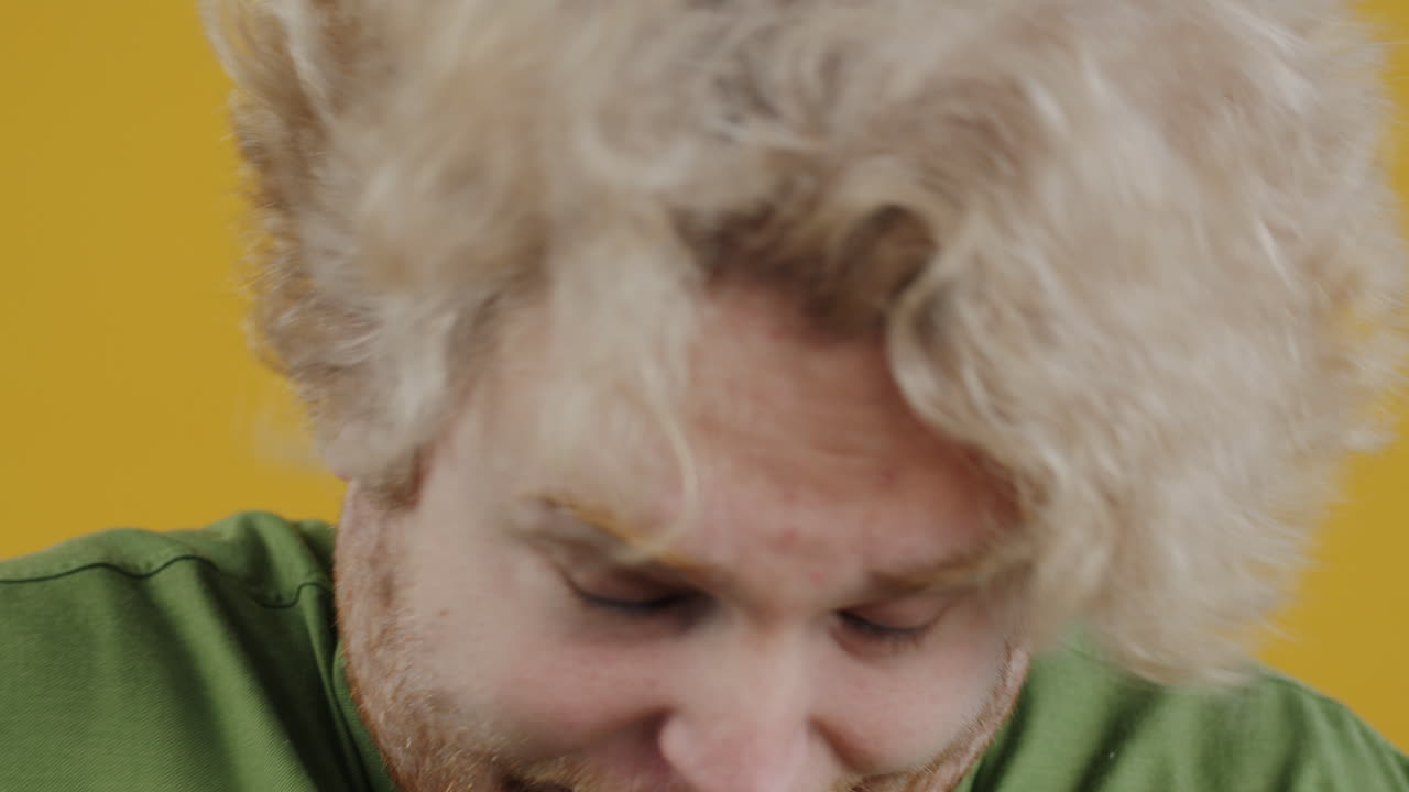 입이 열린 표정의 남자