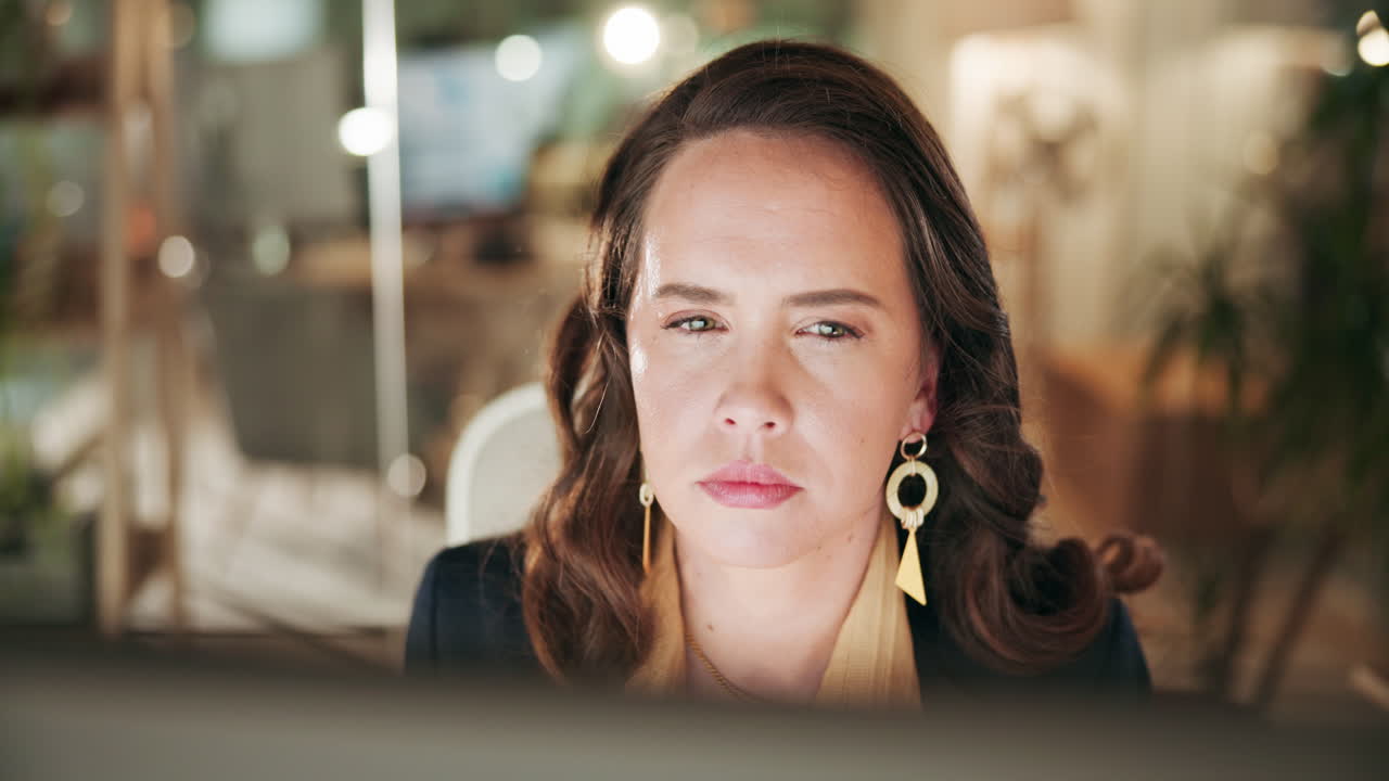 사무실에서 컴퓨터로 일하는 사업가