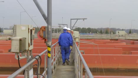 trabajadores en pasarela industrial