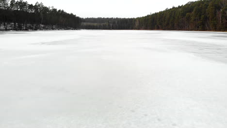 Vuelo-Terrestre-Sobre-El-Lago-De-Hielo