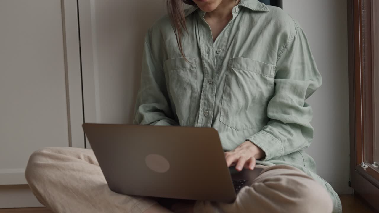 집에서 노트북에서 일하는 여자