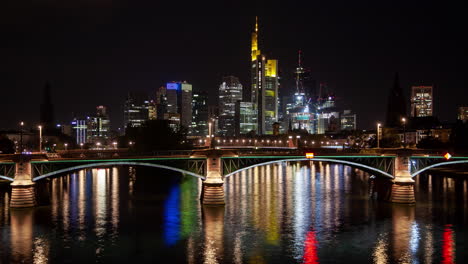 Frankfurter-Skyline-Brücke-Spiegelt-Sich