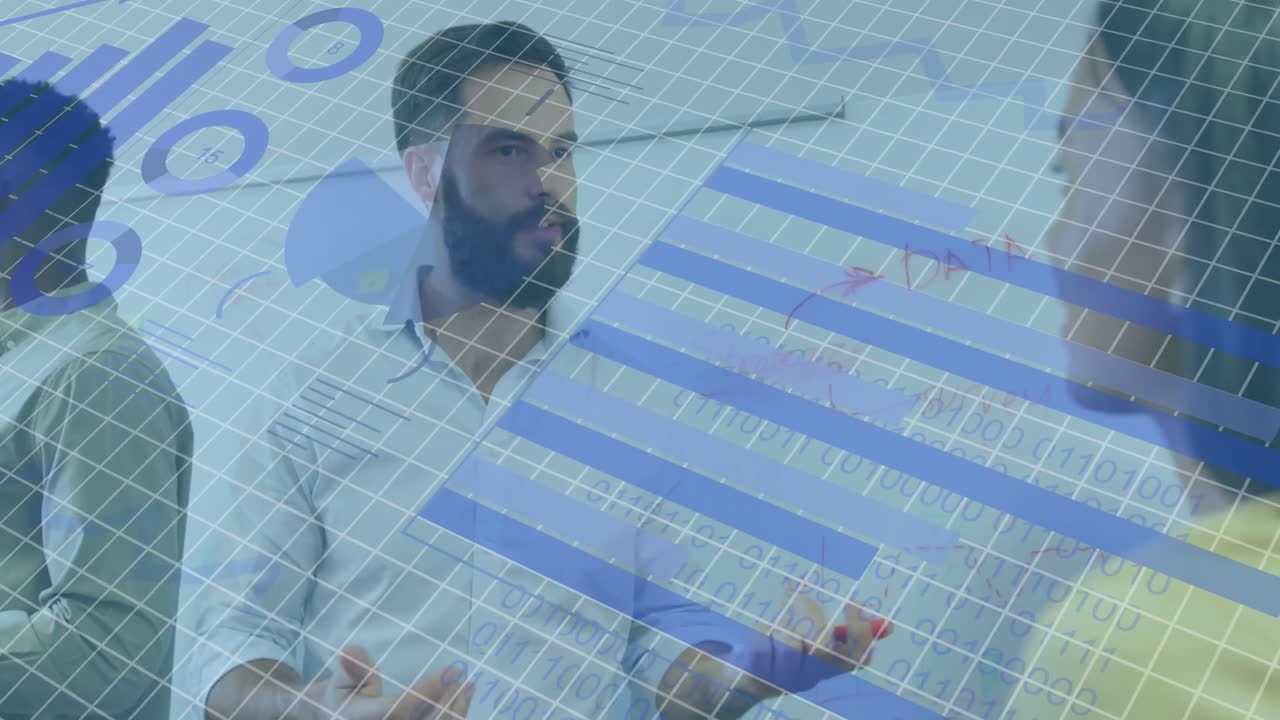 animación del procesamiento de datos sobre diversas personas de negocios que trabajan en la oficina