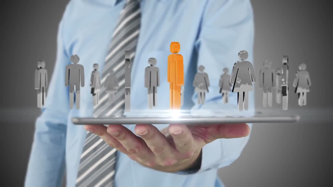 タブレットを使ってホログラムを見るビジネスマン