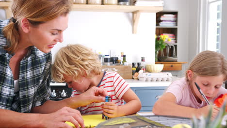 Joven-Familia-Blanca-Ocupada-Junta-En-Su-Cocina,-De-Cerca