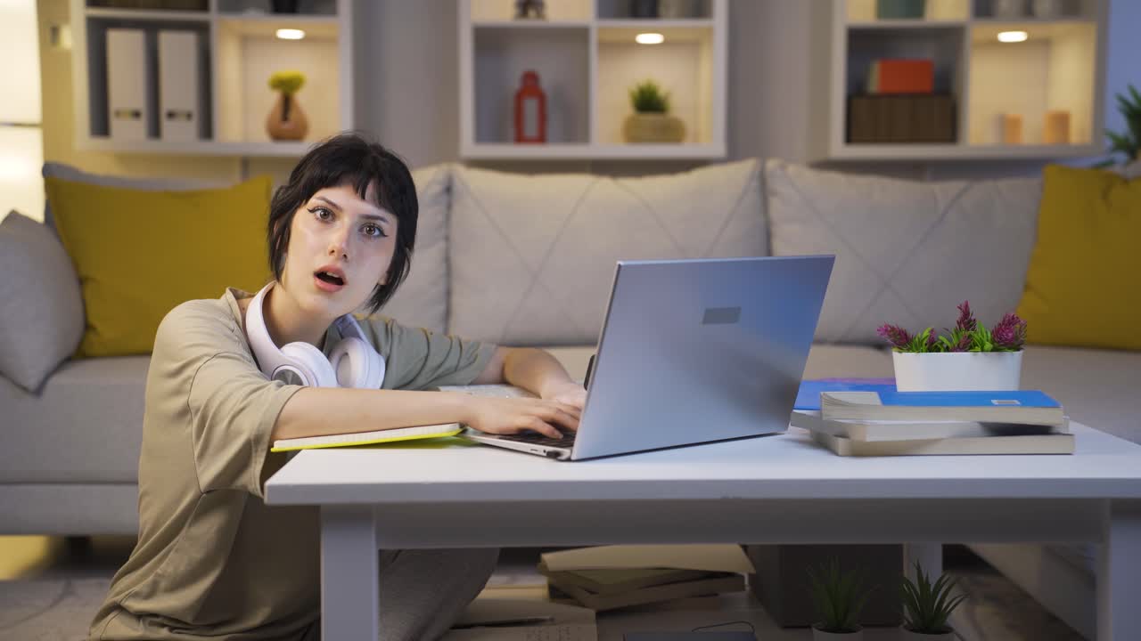 학생은 놀랍게도 노트북을 쳐다보고 있습니다.