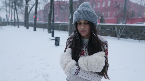 mujer en un parque nevado