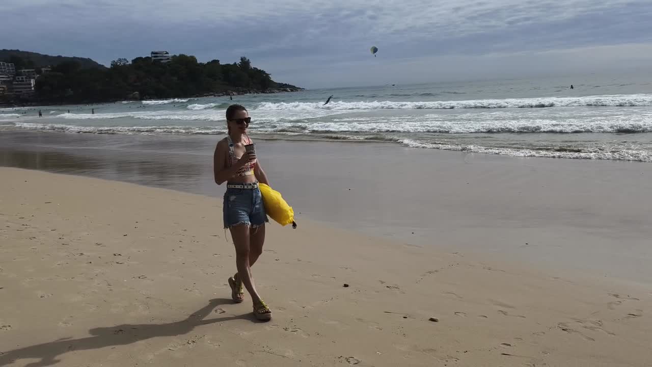 Mulher em uma praia tropical