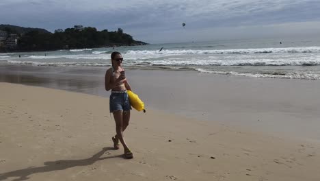 mujer en una playa tropical