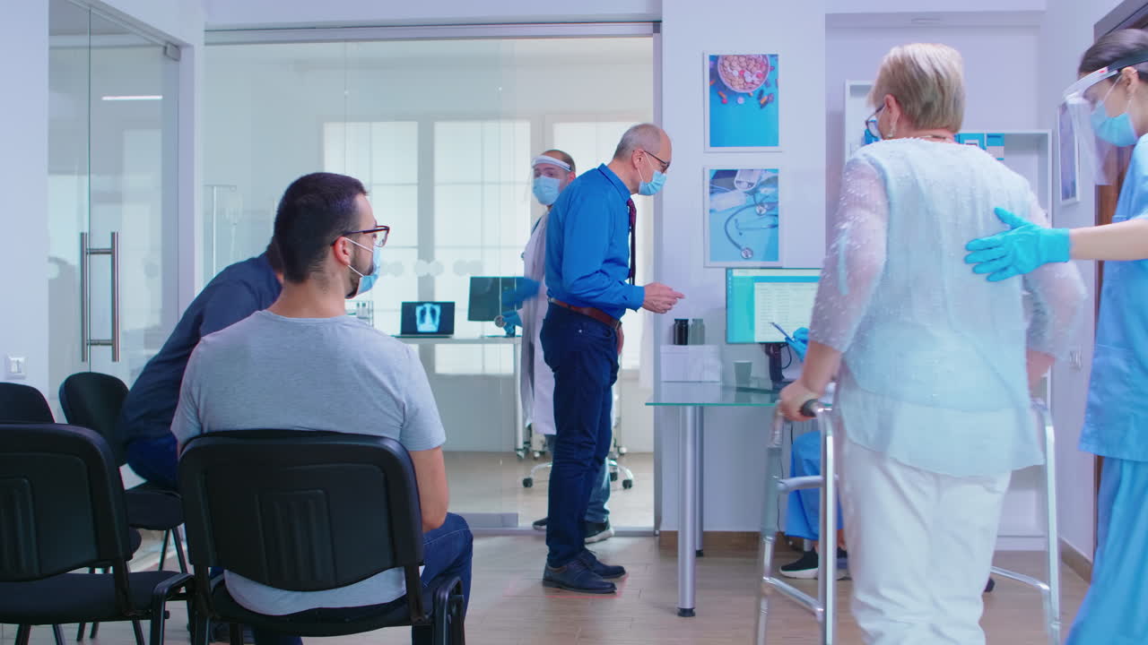 médico llamando al paciente en la sala de consulta