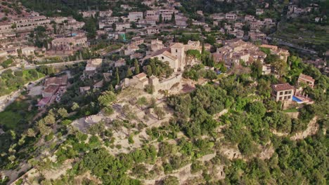 Deià-Dorf-Auf-Mallorca-Bei-Sonnenuntergang,-Luftaufnahme