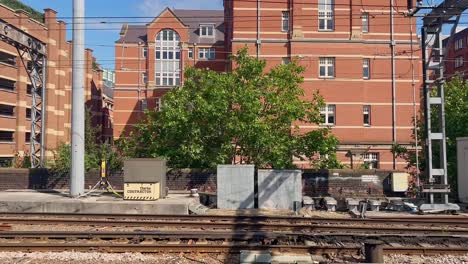 tomada a través de una ventana desde el interior de un tren mientras pasa por una ciudad inglesa