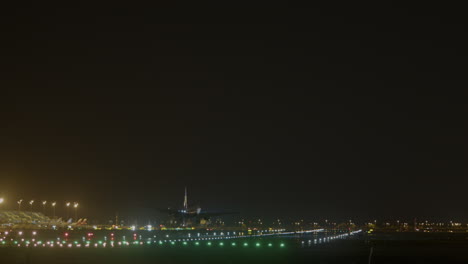 avión aterrizando en la noche