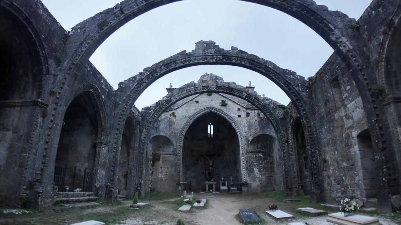 Ruiner av Santa Mariña Dozo gotiska kyrka och kyrkogård i Cambados, Galicien, Spanien
