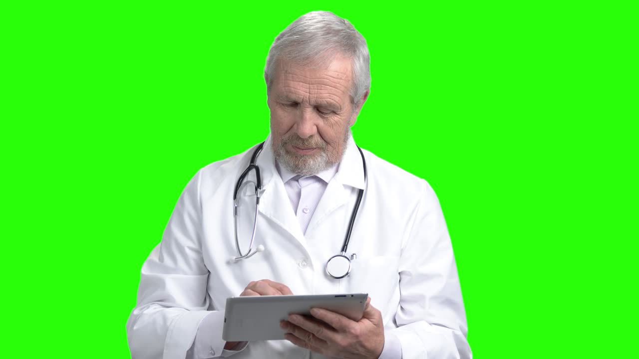 Ritratto di medico anziano che tocca il tablet