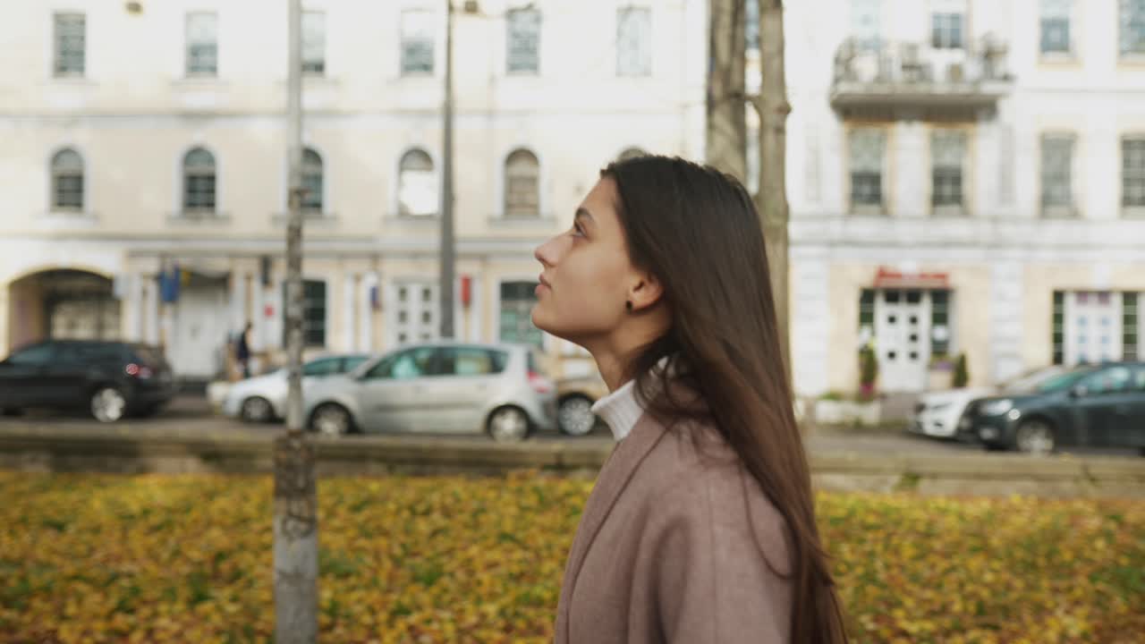 가을 도시 공원에서 고 있는 여자