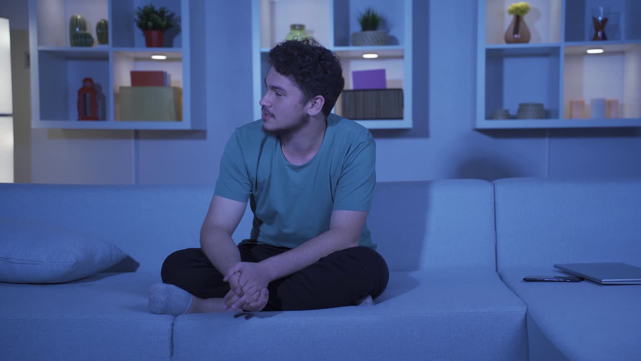 hombre con problemas psicológicos en casa por la noche.