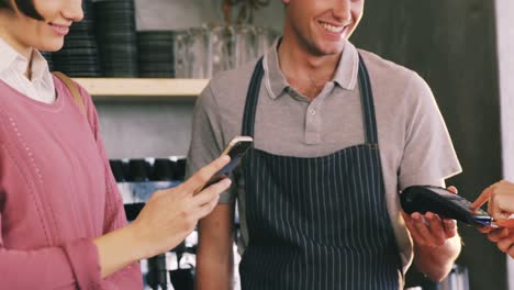 cliente que hace el pago en el mostrador
