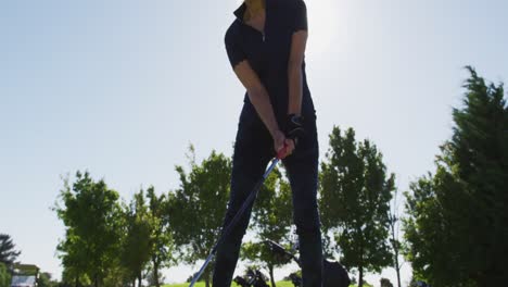 Kaukasischer-älterer-Mann,-Der-An-Einem-Strahlend-Sonnigen-Tag-Golf-Auf-Dem-Golfplatz-übt