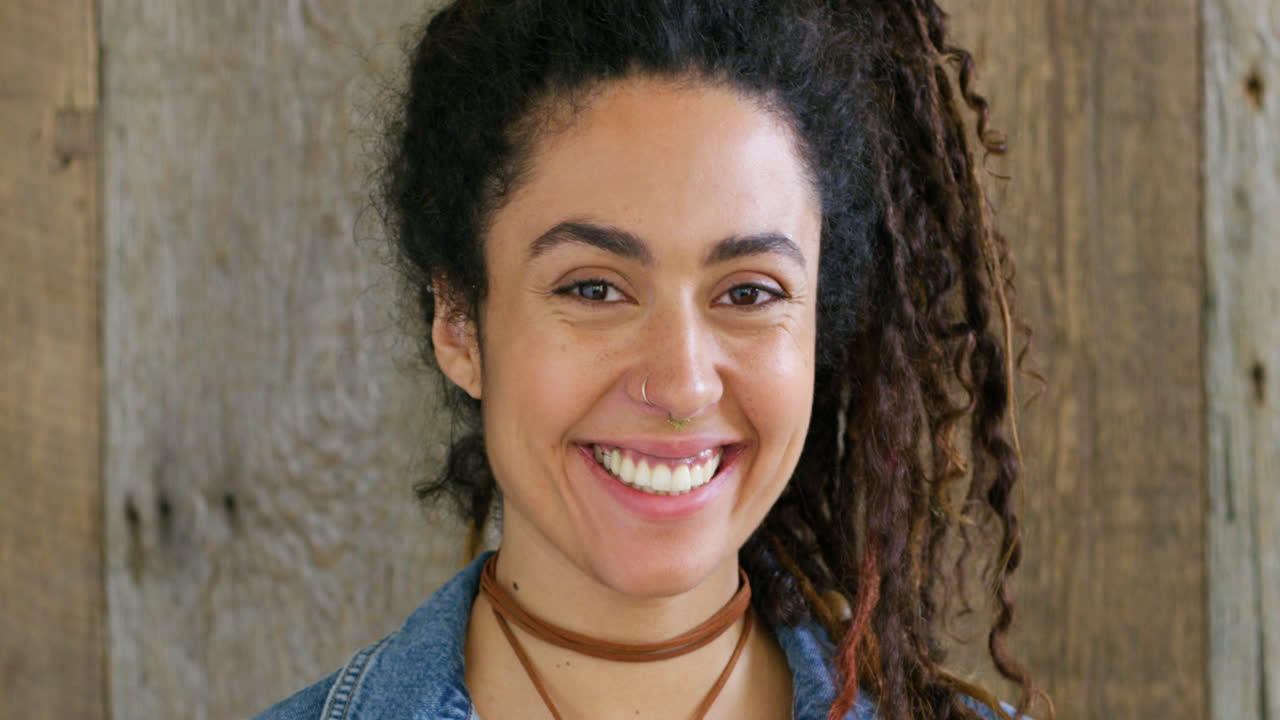 primer plano de una mujer riendo, de moda y nerviosa