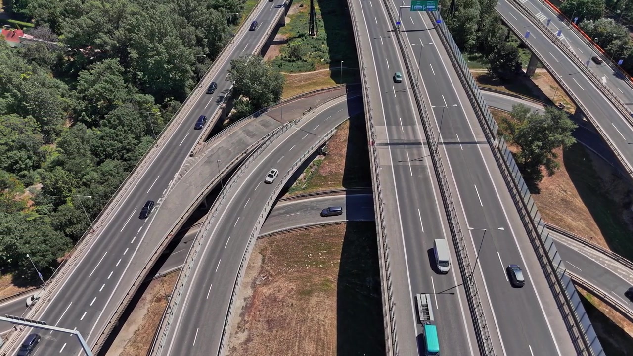 El tráfico circula por las autopistas cerca de Bratislava, Eslovaquia, de día