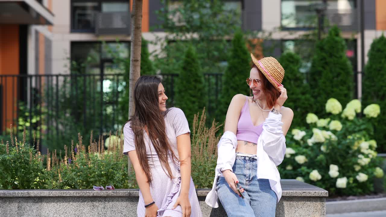 밖에서 웃는 두 친구