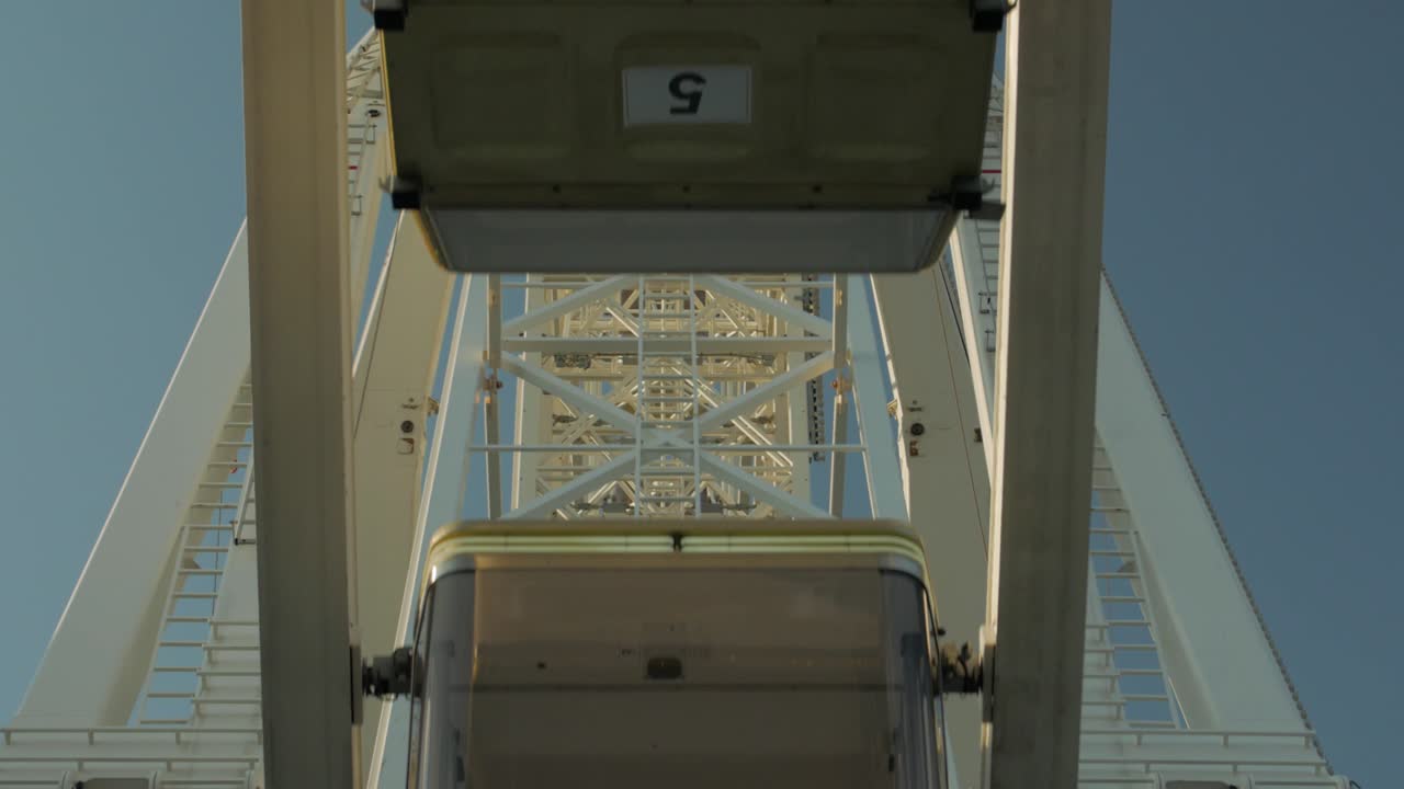 Ferris Wheel Rotates