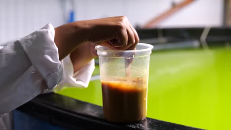 mezclando una bebida de café frío batir el verano