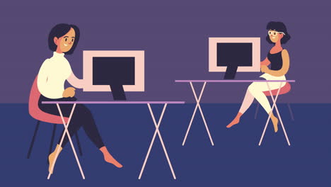 mujeres jóvenes que usan computadoras de escritorio en la oficina