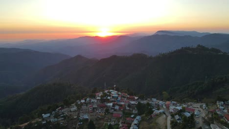 San-Jose-Del-Pazifik,-Drohnenaufnahme-Bei-Sonnenuntergang,-Oaxaca,-Mexiko-4k