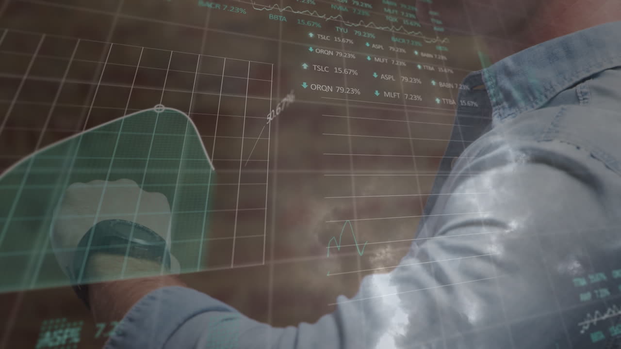 animación de procesamiento de datos financieros sobre hombre caucásico usando reloj