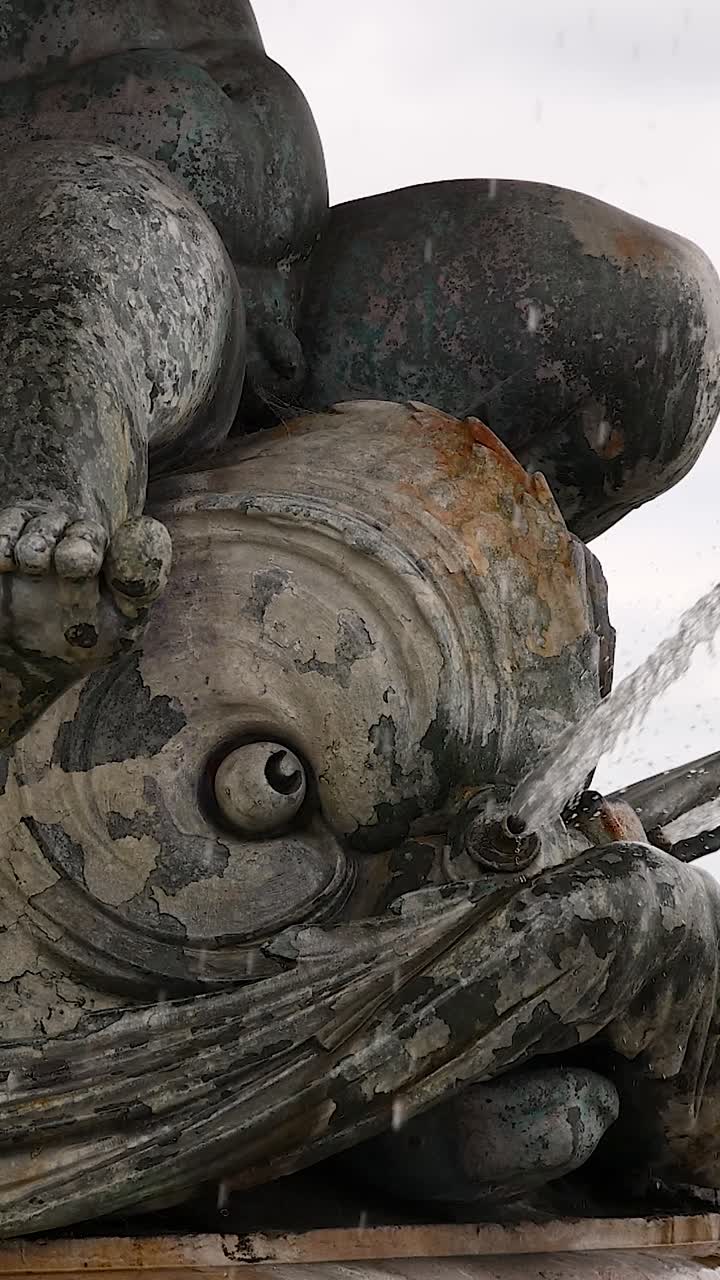 el agua fluye de la escultura de piedra intrincada