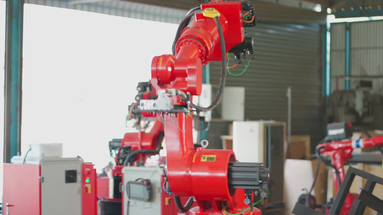 movimiento de brazos robóticos industriales en la fábrica de cnc. automatización de la máquina robótica en la planta. ningún control de la gente. concepto de tecnología e innovación