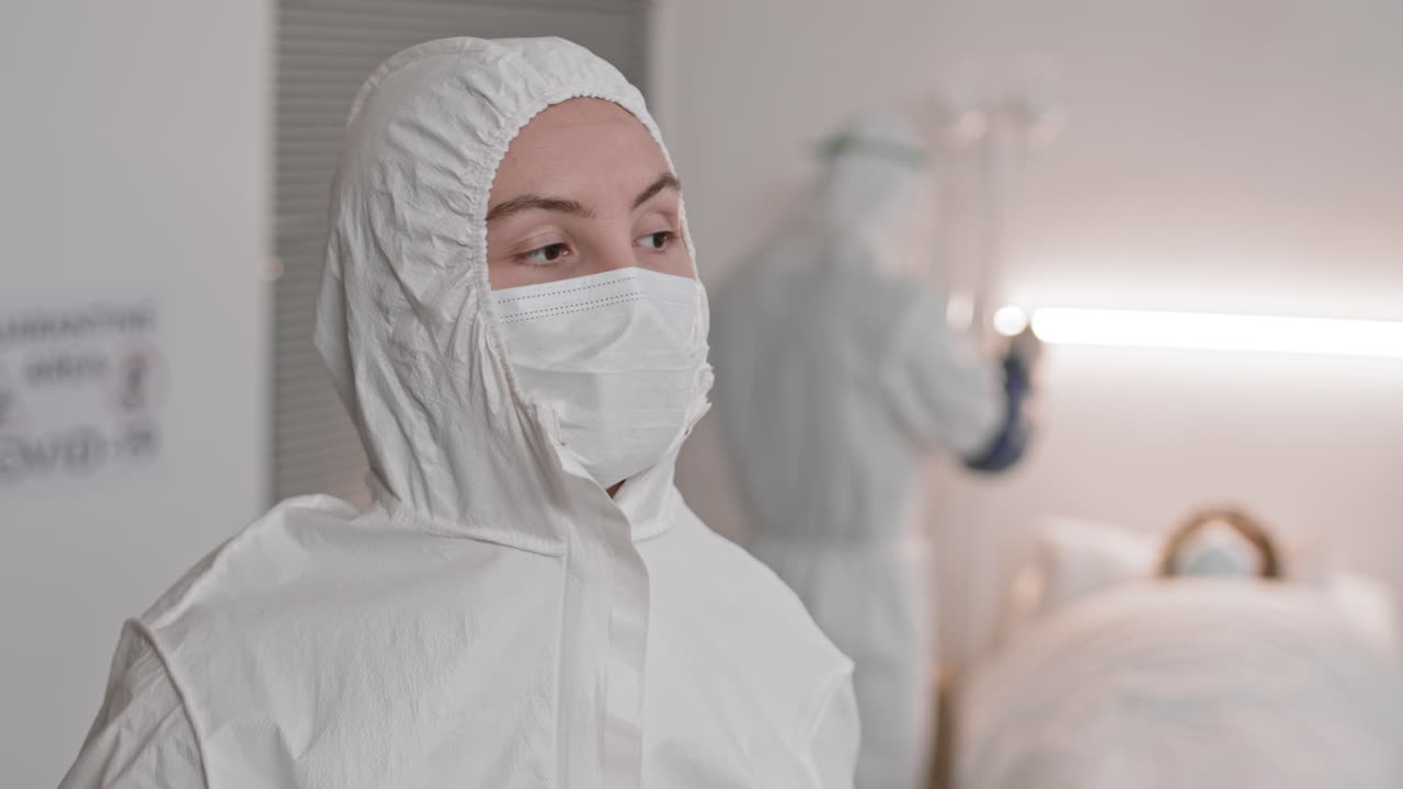 doctora mujer limpiando el sudor de la frente