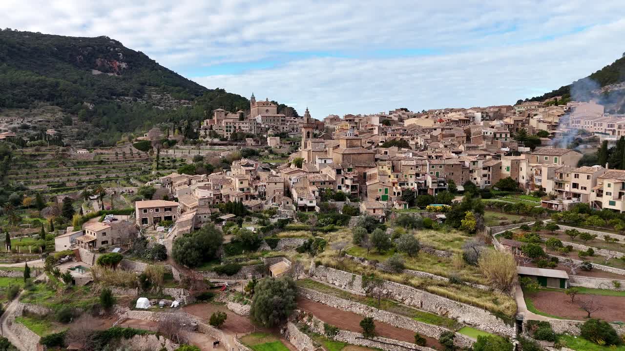 panorama del pueblo tradicional de valldemossa en la montaña de tramuntana, mallorca, islas baleares, españa_drone shot