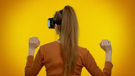 Mädchen-Nutzt-Virtual-Reality-Futuristische-Technologie-VR-Headset-Helm,-Um-Simulation-3D-Videospiel-Zu-Spielen