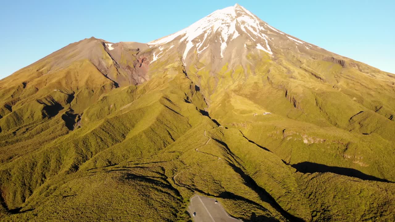 espectacular volcán taranaki toma aérea durante la hora dorada