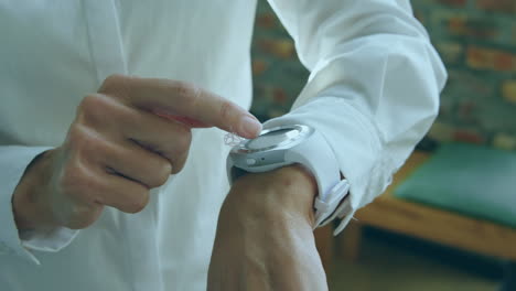 animación de fórmulas y red de conexiones a través de una mujer de negocios caucásica que usa un reloj inteligente